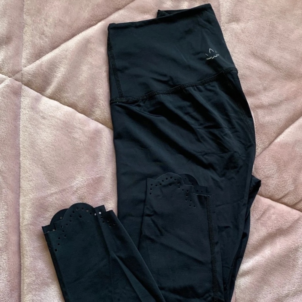 Beyond Yoga Scalloped Leggings